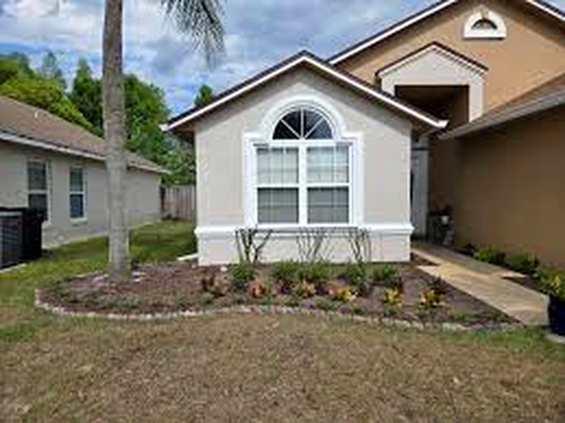 Fresh planting beds and trimmed shrubs at a Plant City home