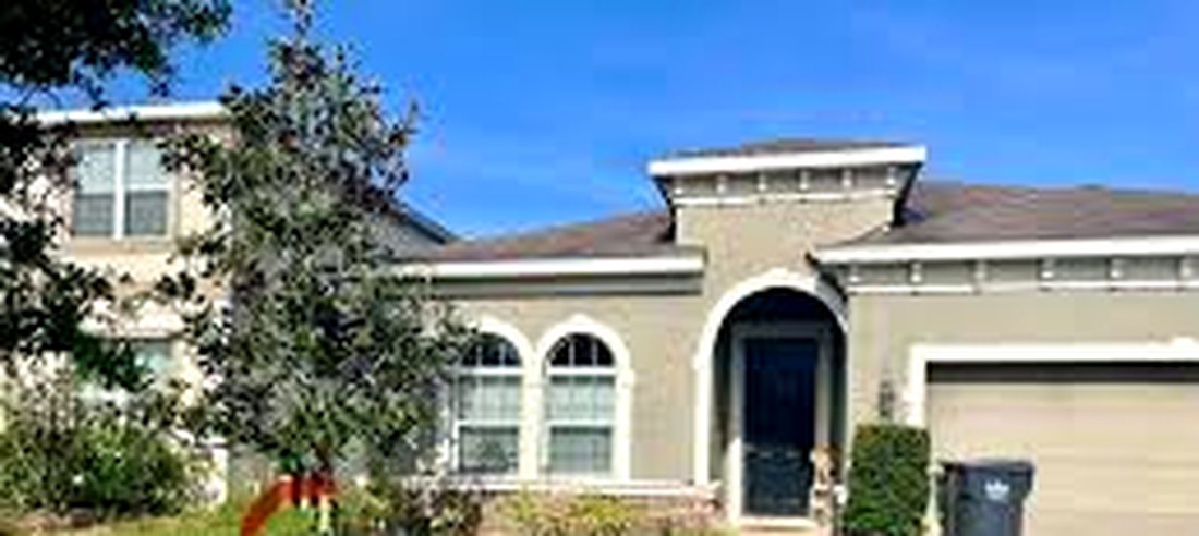 A green Valrico front yard, edged and blown clean